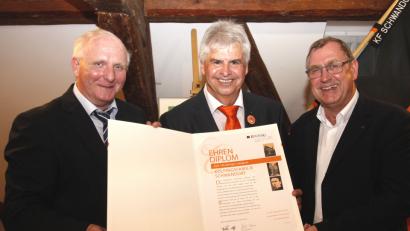 Bild: Hirsch
Bundessekretär Ulrich Vollmer (rechts) und Diözesansekretär Ludwig Heindl (links) überreichten dem Vorsitzenden Josef Fenk (Mitte) eine Diplom-Urkunde des Kolping-Bundesverbandes.  Bilder: Hirsch