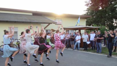 Bild: ang
Als Beitrag zur Meisterfeier glänzt die TSV-Faschingsgarde beim Stehempfang mit einer temperamentvollen Alpenrock-Choreographie.