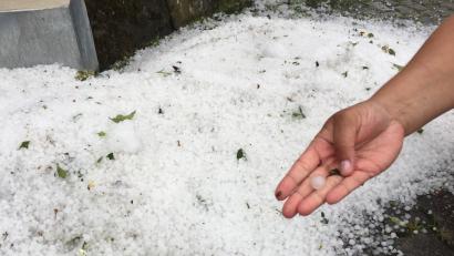 Bild: hl
Mehrere Zentimeter dick sind die Hagelkörner, die das Unwetter mit sich bringt.