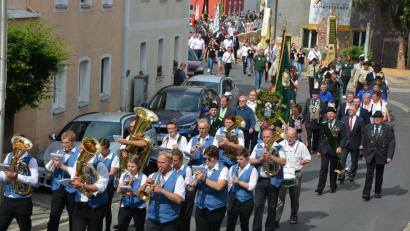 Bild: jr
Angeführt von der Blaskapelle Konnersreuth und den Concordia-Schützen bewegte sich am Sonntagvormittag ein stattlicher Schützenfestzug durch die Straßen der Marktgemeinde.