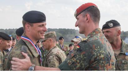 Bild: hbe
Brigadegeneral Jörg See (rechts), Kommandeur der Panzerbrigade 12 „Oberpfalz“, gratuliert den Soldaten der 3. Kompanie des Panzerbataillons 393 aus Bad Frankenhausen zum Sieg der "Strong Europe Tank Challenge" in Grafenwöhr (Kreis Neustadt/WN) .