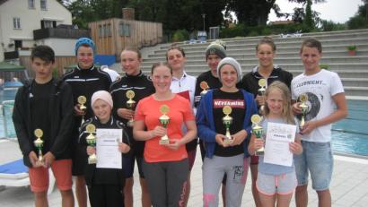 Bild: RBG, Autor [RBG] (GHELGERT.TSC@T-ONLINE.DE)
Zehn Einzelpokale sowie den Ehrenpreis für die Tagesbestleistung bei den Damen holten sich beim Arzbeger Sommerschwimmfest die Aktiven des Tirschenreuther Schwimm-Clubs. Hinten von links Leon Ducheck, Kilian Züllich, Viktoria Bogner, Kathrin Bachmeier, Fynn Legat, Carina Bönisch und Patrick Walter. Davor von links: Sophie Härtl, Leonie Reif, Daria Coldova und Dominika Codlova.