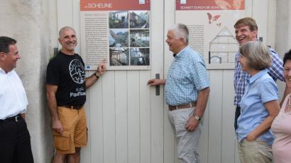 Bild: bö
SPD-Landtagsabgeordneter Herbert Woerlein (von loinks) war zu Gast im Fledermaushaus in Hohenburg. Fledermausexperte Rudolf Leitl informierte über seine Schützlinge auch SPD-Kollegen Reinhold Strobl, Michael Rischke, Gisela Woerlein und Mathilde Strobl.