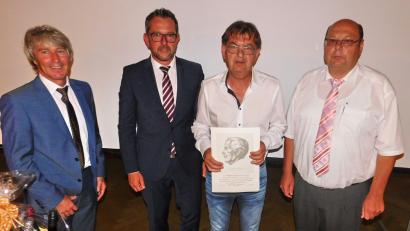 Bild: hai
Konrad Schäffler (links) und Peter Porsch (Zweiter von links) sowie Konrad Wolf (rechts) ehren Rudi Lang für seine langjährige Tätigkeit im Aufsichtsrat der Raiffeisenbank am Kulm