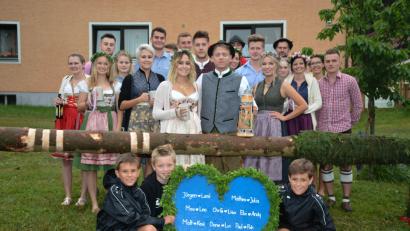 Bild: eya
Oberkirwapaar Leni Prummeth und Jürgen Knorr sowie   viele fleißige Mitstreiter brachten ihr Kirwawahrzeichen sicher an Ort und Stelle