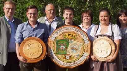 Bild: mmj
Beim Wettbewerb um die Ehrenscheiben waren sie die Besten: Bürgerkönig Simon Hopfner, Marco Schießl, der Gewinner der Jubiläumsscheibe und Bürgerliesl Kerstin Werner. Ihnen gratulierten (v. l.) MdL Alexander Flierl, die Schießleiter Reinhold Wild und Claudia Süß, sowie Bürgermeisterin Birgit Höcherl.