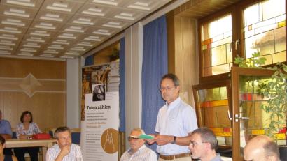 Bild: pz
"Taten zählen", heißt es auf dem Transparent, das zur Versammlung am Freitag von der Basilika ins Jugendheim gebracht wurde. Stehend stellvertretender Vorsitzender Willi Prechtl mit (sitzend, von links) Kirchenpfleger Martin Rosner, Schatzmeister Alois Michl, Stadtpfarrer Thomas Vogl und Schriftführer Johannes Röttges.