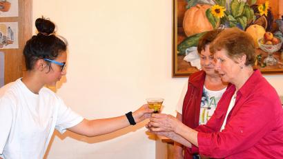 Bild: exb
Cennet Oruc, R10c, (links) serviert den Damen vom Pfortendienst einen Frucht-Cocktail, Teil des Abschlussessens der praktischen Prüfung (rechts: Gertrud Zeitler und Helga Koch, hinten). Bild (exb)