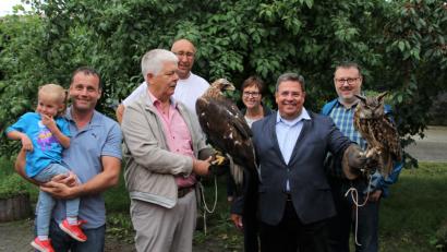 Bild: nko
Wann hat man einmal schon einen Steinmeier auf dem Arm? Die SPD-Politiker Uwe Bergmann (von links) mit Tochter Carla, Reinhold Strobl mit dem Steinadler „Frank Walter Steinmeier“, Hans Weiß, Hermine Koch, Herbert Woerlein mit Uhu Klaus und Daniel Weidner hatten in Kümmersbuch die Gelegenheit.
