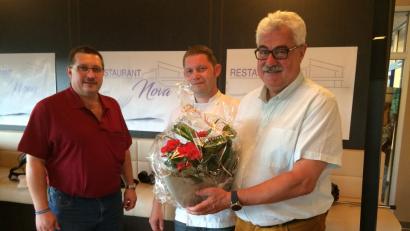 Bild: Steiner
Sichtlich erfreut zeigen sich Bürgermeister Rupp Troppmann und Geschäftsführer Peter Forster über die Wiedereröffnung des Restaurants in der Stadthalle und überreichen stefan Köstler einen Blumengruß.