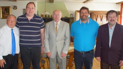 Bild: mmj
Zentralpräses Pater Josef Schwemmer (links) überreichte mit Obmann Otto Hermann (rechts) den anwesenden Jubilaren die MMC-Treuenadel.