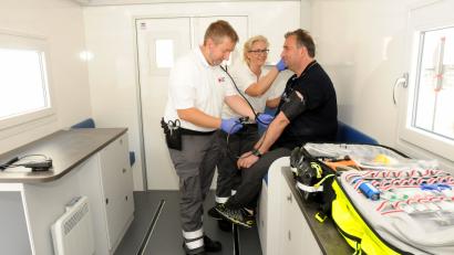 Bild: Stephan Huber
So sieht die neue und 80 000 Euro teure mobile Station der BRK-Bereitschaft Amberg I von innen aus. Leiter Wolfgang Potsch (links) und sein Team haben beim Premieren-Einsatz am Altstadtfest relativ wenig zu tun. Den kompletten Samstag über müssen lediglich zwei kleinere Verletzungen behandelt werden. 	Bild: Stephan Huber