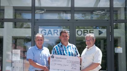 Bild: cfd
Helmut Nirschl übergab den 1000-Euro-Scheck an TV-Vorsitzenden   Andreas Eckl  (rechts) und Dritten Vorsitzenden Peter Haas (links).