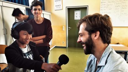 Bild: muk
Eine lockere Gesprächsatmosphäre herrschte bei den Interviews für das Projekt "Eine-Welt-Musik". Sebastian Kretz (rechts), Frontmann der Regensburger Band "Beisser", stellte sich den Fragen der Schüler.