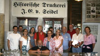 Bild: cog
Mitglieder des Denkmalnetzes Bayern besuchten die Historische Druckerei Seidel, mit dabei Stadtheimatpfleger Dr. Markus Lommer (Zweiter von links), die Sprecherinnen des Denkmalnetzes Meike Gerchow (Vierte von links) und Stephanie Heyl (rechts) sowie Beate Wolters, Amberger Stadtheimatpflegerin (Vierte von rechts).