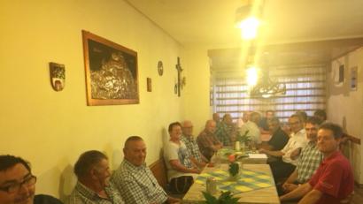 Bild: jzk
In Waldeck nimmt Bürgermeister Werner Nickl (Dritter von rechts) Wünsche und Anregungen der Bürger entgegen. Ihnen geht es vor allem um die Schaffung neuer Bauülätze und die künftige Nutzung des Schulgebäudes