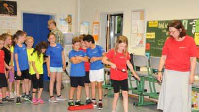 Bild: Beyerlein
Weil es draußen regnet, werden die Spielstationen kurzerhand ins Klassenzimmer verlegt.