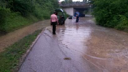 Bild: FFW Pittersberg
Die Regenfluten setzten bei Pittersberg auch einige Fahrzeuge unter Wasser.