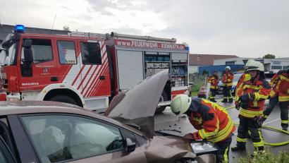 Bild: mde
Aufgrund des Unfallschadens beginnt der VW Polo zu rauchen. Die Feuerwehrleute bauen neben der Verkehrsabsicherung einen Löschangriff auf.