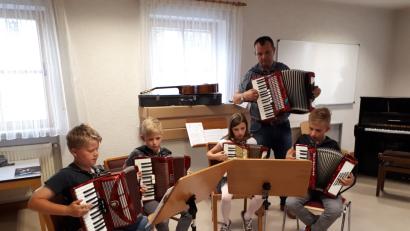 Bild: Frischholz
Schmissige Polkas bieten die  Akkordeonspieler mit Musiklehrer Wolfgang Ziegler.