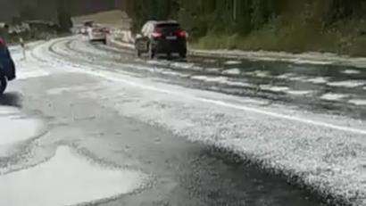 Bild: exb
Die B22 bei Schönreuth (Kemnath) war nach dem heftigen Niederschlag mit mehreren Zentimeter großen Hagelkörnern regelrecht bedeckt.