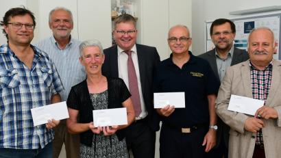 Bild: Petra Hartl
Hans-Georg Schrüfer (Zweiter von links) und OB Michael Cerny (Vierter von links) übergeben den Erlös aus dem Fundsachenflohmarkt an vier Vereine – insgesamt 1200 Euro. Das Geld teilen sich der ESC, die Feuerwehr, das Caritas-Marienheim und der Förderverein Frauengesundheit.	Bild: Hartl