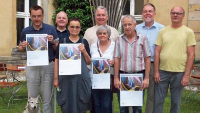 Bild: sön
Zu einer Vorbesprechung für die diesjährige Kunstausstellung haben sich Klosterinnenhof (von links) Uwe Könnemann-Nunold, Klosterdirektor Pater Christian Liebenstein, Beatrice Nunold, Bürgermeister Markus Dollacker, Margot Babl, Kurt Hügelschäffer, Wolfgang Fertsch und Siegfried Link getroffen.