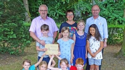 Bild: rdo
Die Kommunionkinder der Pfarreigemeinschaft Rothenstadt/Etzenricht übergaben 480 Euro an Herbert Putzer (hinten links),  Vorsitzender der Kinderkrebshilfe Region Oberpfalz Nord im Beisein von Pfarrer Heribert Englhard und Pfarrgemeindereferentin Claudia Stöckl.