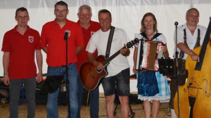 Bild: Schmola
Zum Auftakt des  Feuerwehrfestes spielt das „Basalttrio“  mit  Klaus Kuschel, Barbara Reichl und Reinhard Hauer (von rechts) im Festzelt auf. Kommandant Robert Maier, Vorsitzender Andreas Wittmann, ehemaliger Vorsitzender Josef Pamler (von links) und ihre Helfer hatten alles bestens vorbereitet.