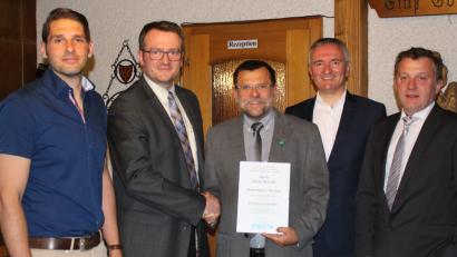 Bild: exb
Günter Koller (Mitte) erhielt von Patrick Fröhlich (Zweiter von links) für seine Verdienste für die CSU die Ehrenraute der Partei sowie den Ehrenvorsitz überreicht. Auch Arbeitskreisvorsitzender Florian Bart (links), MdL Harald Schwartz (Zweiter von rechts) sowie CSU-Fraktionsvorsitzender Stefan Morgenschweis (rechts) beglückwünschten Koller.