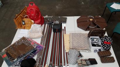 Bild: Bundeszollverwaltung
Die Beamten stellten unter anderem gefälschte Markenartikel sicher.