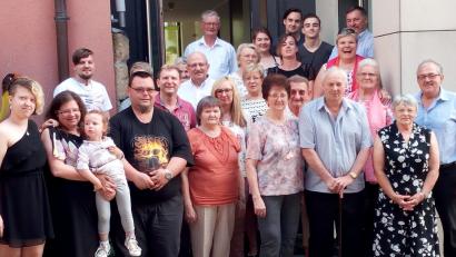 Bild: lgc
Zahlreiche Gratulanten gratulierten dem „Schreiner-Franz“ (vorne, Zweiter von rechts) zum 80. Geburtstag. Unter ihnen waren natürlich die Verwandten mit Ehefrau Erika an der Spitze (links daneben) sowie die Bürgermeister Werner Roder (hinterste Reihe, links) und Gerhard Löckler (rechts), der auch sein Schwager ist.