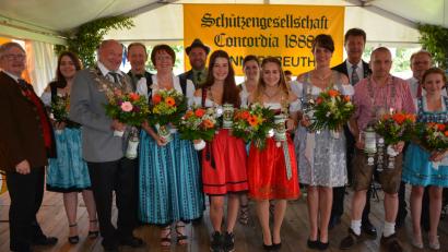 Bild: jr
Der Stiftlandgau kürte am Sonntagnachmittag in Konnersreuth die neuen Gauschützenkönige (erste Reihe) und dankte gleichzeitig den scheidenden Königen. Unser Bild zeigt (von links) stellvertretenden Bezirksschützenmeister Dieter Beer, Julia Gmeiner, Bernhard Friedl, Günter Bauer, Bettina Gmeiner, Martin Zölch, Vanessa Rögner, Cornelia Gmeiner, Sarah Weiß, Nicole Beer, Gauschützenmeister Manfred Zölch, Bernhard Weber, Bürgermeister Max Bindl und Nele Haberkorn.