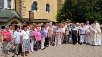 Bild: le
Beim Besuch des Wiesauer Frauenbundes in Floß darf ein Erinnerungsbild mit Pfarrer Max Früchtl nicht fehlen.