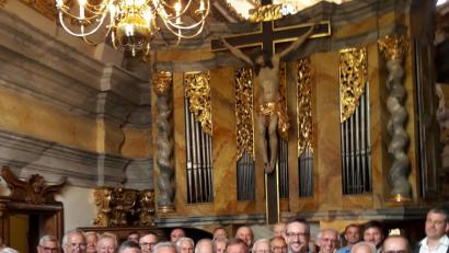 Bild: mab
In der Klosterkirche der Benediktiner in Weltenburg gestalteten  die Sänger des Bergchores  auf Einladung von Abt Thomas Maria Freihart ein Konvent-Amt. Ungewohnt, aber eindrucksvoll war der Gesang vom Psallierchor hinter dem historisch-barocken Orgelprospekt.