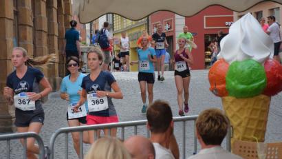 Bild: bö
Die einen genießen ein Eis, die anderen die Strecke durch die Amberger Innenstadt. Am Samstag, 16. Juni, steht die Amberger Running Night auf dem Programm. Die ersten Läufe beginnen um 17.15 Uhr, der Hauptlauf um 20 Uhr. Start und Ziel sind am Marktplatz.