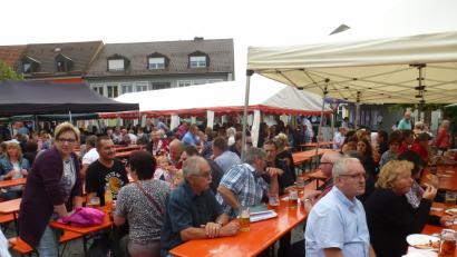 Bild: mad
Auch in seiner neunten Auflage zeigte sich das Marktfest wieder als Publikumsmagnet. Zahlreiche Gäste nutzten die Gelegenheit, um am Marktplatz die Geselligkeit zu pflegen.