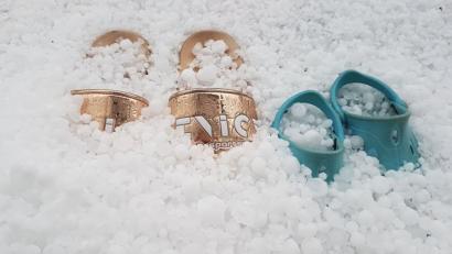 Bild: Monika Lang
Der Hagelschauer hat nur wenige Minuten gedauert und Teile der Oberpfalz in eine "Winterlandschaft" verwandelt.