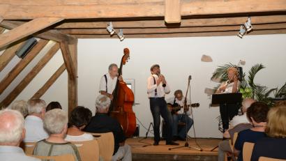 Bild: bey
"Klezmeron" spielt im Brauhaus in Pirk auf.