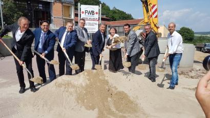 Bild: Dotzler, Christopher [DOZ] (christopher.dotzler@oberpfalzmedien.de)
Jede Menge Prominenz beim Spatenstich an der Burglengenfelder Realschule (von links): Landtagsabgeordneter Franz Schindler, Ingenieur Fabian Biersack, Bürgermeister Thomas Gesche, Schulrektor Klaus Biersack, Landtagsabgeordneter Joachim Hanisch, Michaela Gottmeier vom Landratsamt, Landrat Thomas Ebeling, Architekt Alfred Popp und Franz Wilhelm von der Baufirma.