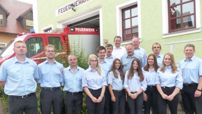 Bild: sl
Kommandant Matthias Maier (links) Vorsitzender Johann Kellner (Sechster von links) und  Bürgermeister Anton Kappl (hinten) gratulierten und die Schiedsrichter Christian Demleitner (rechts) Dieter Malzer (hinten rechts) Günter Sommer (Vierter von rechts, zweite Reihe) überreichten die Abzeichen.