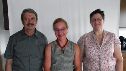 Bild: rdo
Der neue Vorsitzende der SHG Leukämie und Lymphome Heinz Jürgen Ströher und die stellvertretende Vorsitzende Elisabeth Höcht (rechts) dankten Dr. Claudia Niewenhuys für die neuesten Behandlungsmethoden ohne Chemotherapie. Bild: Dobmeier