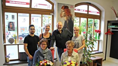 Bild: jma
Blumen und Dank zum Abschied gab es nach einem langen Berufsleben für Sieglinde Friedl (vorne, rechts) von Chef Roman Kill (hinten, Zweiter von rechts), Mit Blumen gratulierten er und sein Team (hinten, von links) Pilal Güdük, Lorena Ritter und Claudia Götz zudem Anita Heser (vorne, links).