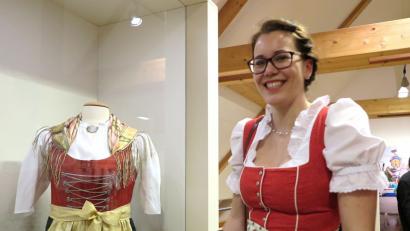 Bild: rhi
Die Ausstellung "Tracht im Blick" wurde mit Fördermitteln unterstützt. Laut Stephanie Wischert (im Bild) sind bereits neue Projekte in Planung.