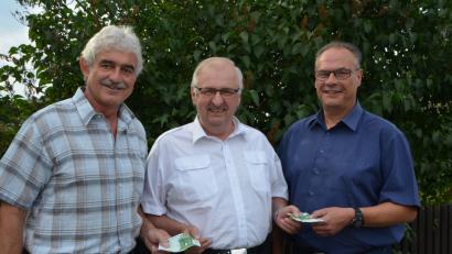 Bild: dob
200 Euro aus dem Benefiz-Torwandschießen gehen an die Kinderkrebshilfe in der Region Oberpfalz Nord. Wolfgang Pröls (links) und Martin Vogt (rechts) überreichten den Erlös nun an Vorsitzenden Herbert Putzer (Mitte).