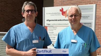 Bild: exb
Freude über die Auszeichnung bei Stefan Kreuzer (Pflegerischer Leiter Intensivstation, links) und Dr. Josef Kastner (Ärztlicher Leiter).
