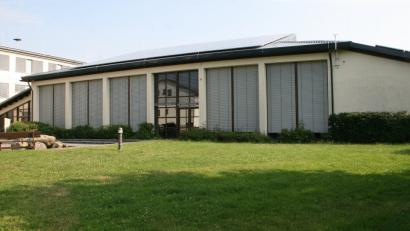 Bild: wro
In wenigen Wochen werden in der Mehrzweckhalle die Türen und Fenster erneuert. Im südlichen Bereich (Bild) soll   auch ein weiterer Ein- beziehungsweise Ausgang zur Schießanlage geschaffen werden.