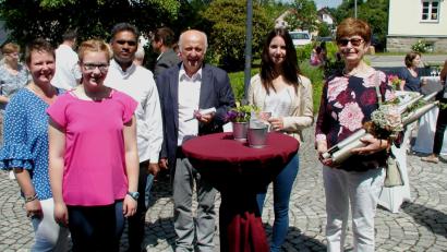 Bild: ld
Bei den Feierlichkeiten zum Patrozinium "80 Jahre Kirche Herz Jesu"  wurden die Sieger des Quiz`ermittelt: Georg Schreyer (Mitte) gewann den ersten Preis: eine Einladung zum Essen bei Pater Joy. Lena Scherm (Zweite von rechts) nahm den Gewinn, einen Gutschein für eine Torte, stellvertretend für ihren Vater entgegen und schließlich ging dreimal drei Bündel Orgelpfeifen an drei dritte Sieger: Elfriede Preis (rechts) und Sandra und Sophia Normann (Erste und Zweite von links)