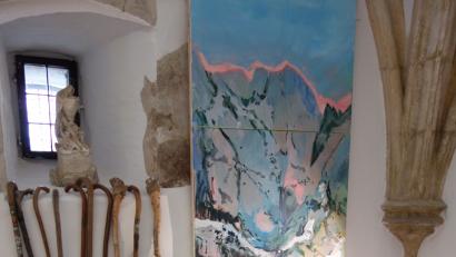 Bild: Susanne Wolke
Susanne Neumann wagt mit ihrer Installation in der Sigismundkapelle in Regensburg einen persönlichen Blick über die Alpen.