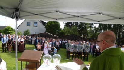 Bild: bk
Immer wieder auf die Mitte, also auf Gott,  hin zu zielen, appelliert Pfarrer Bernhard Huber beim Festgottesdienst.